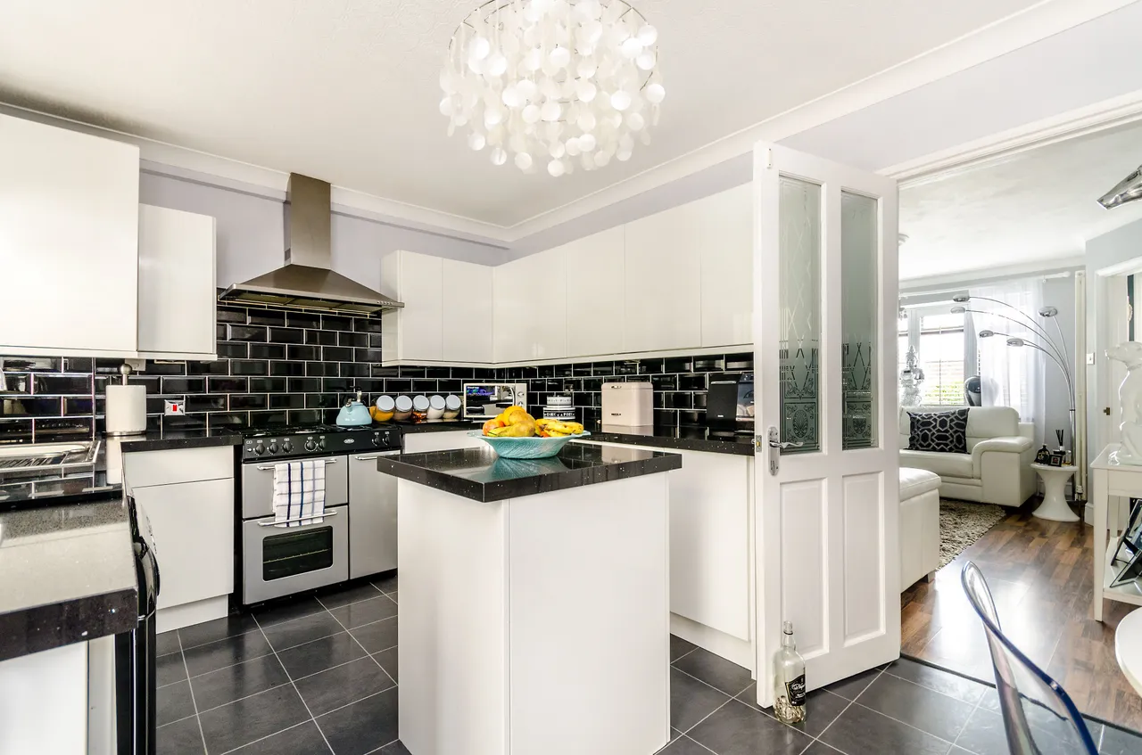 41 Charlton Park Lane, London, photo 3