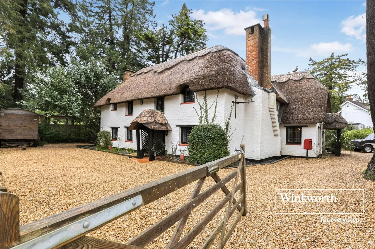 6 bed house for sale — Wimborne Road East, Ferndown, Dorset, BH22
