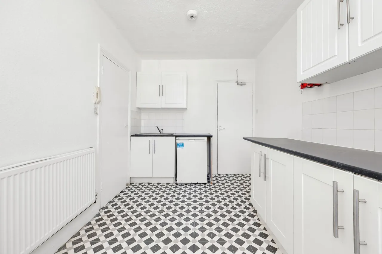 Deacon Road, London, NW2, photo 5