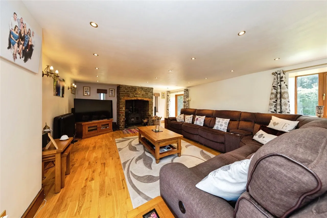 Derwydd Road, Derwydd, SA18, photo 8
