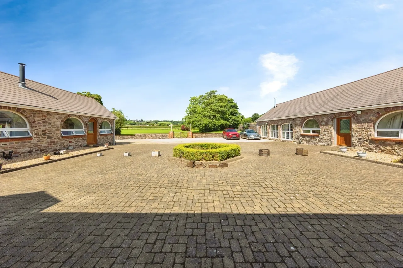 Derwydd Road, Derwydd, SA18, photo 6
