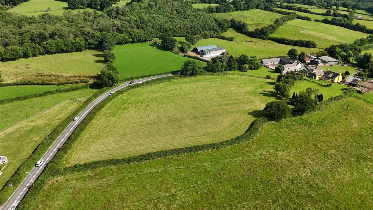 Derwydd Road, Derwydd, SA18, photo 27