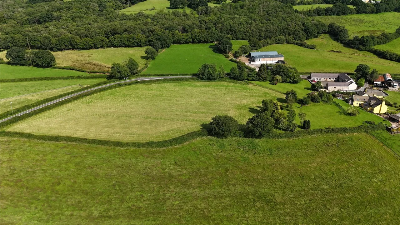 Derwydd Road, Derwydd, SA18, photo 2