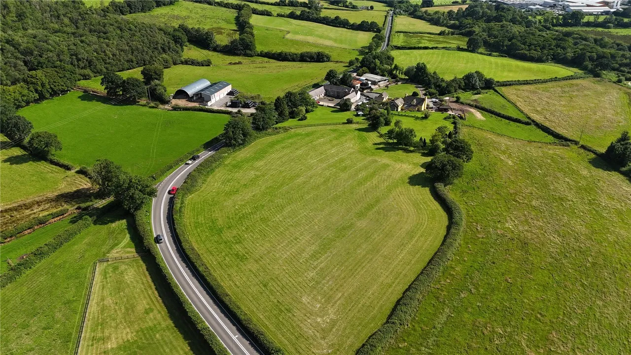Derwydd Road, Derwydd, SA18, photo 30