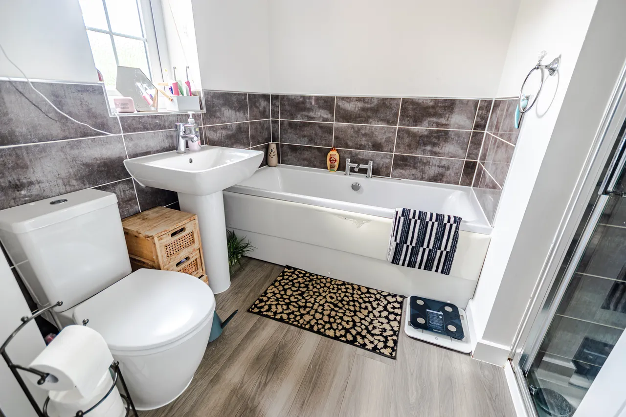 Clapham Avenue, Adel, LS16, photo 13