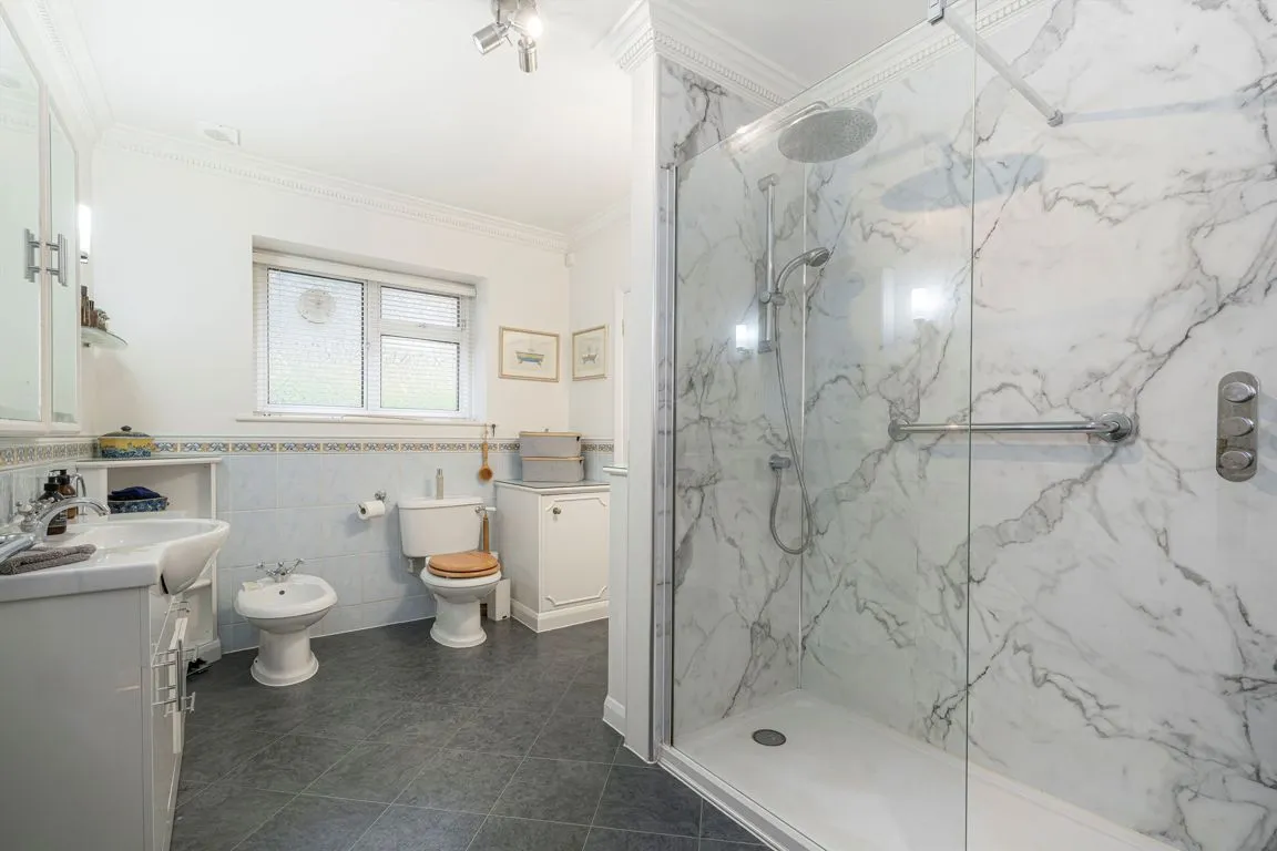 Silverdale Avenue, Walton-On-Thames, KT12, photo 12