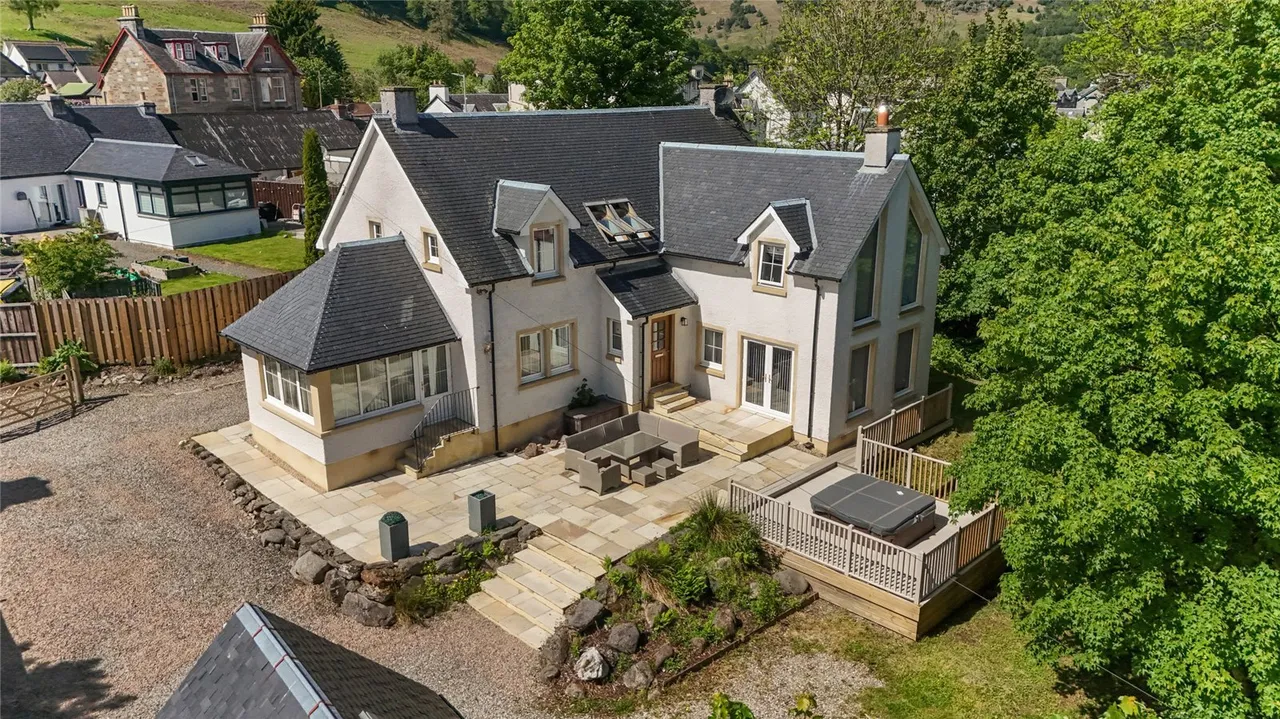 5 bed house for sale — Tyandrish, Main Street, Killin, Stirlingshire, FK21