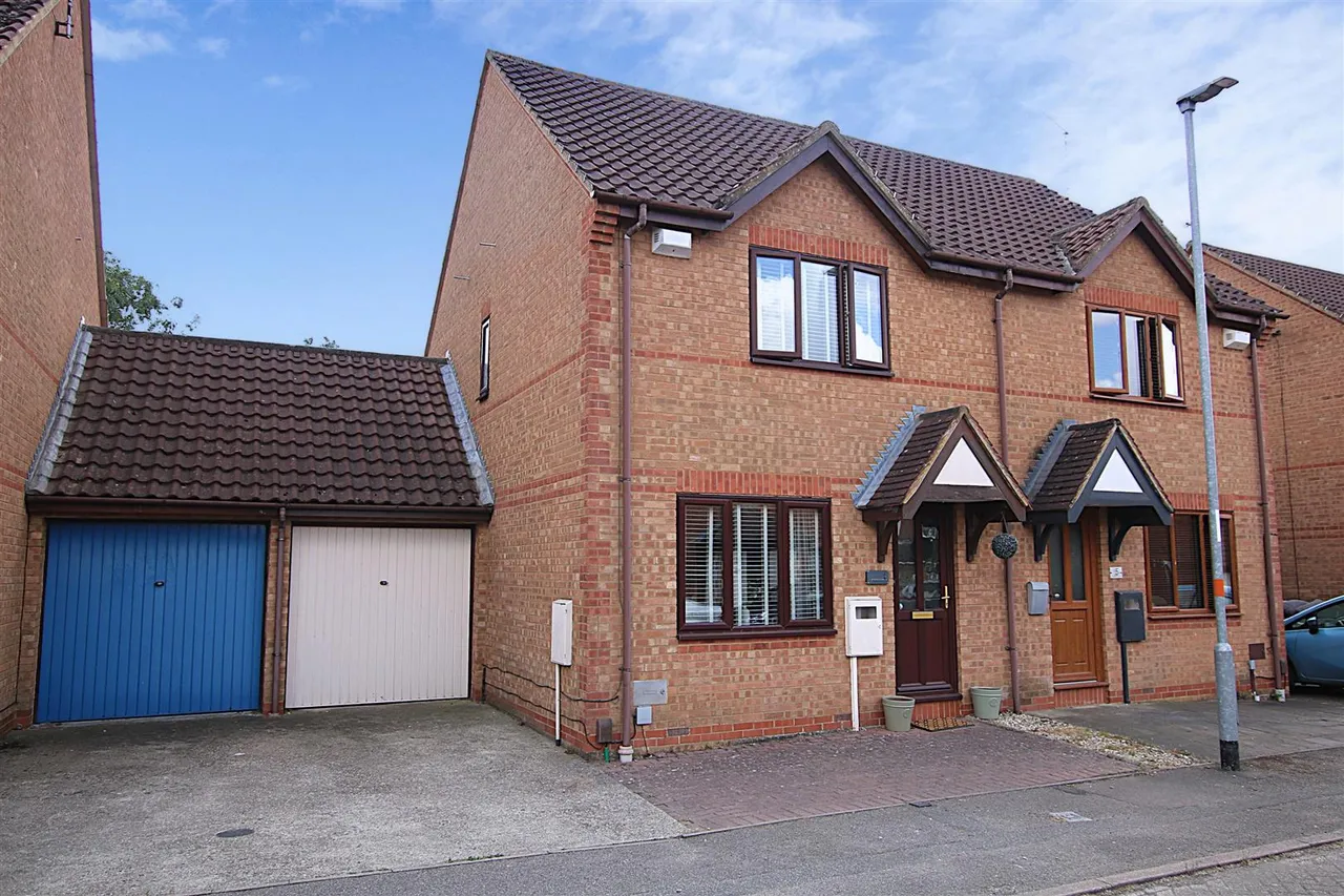 3 bed house for sale — Granary Court, East Hunsbury