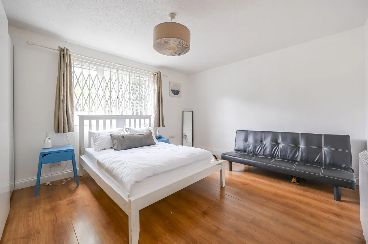 5 Hadleigh Walk, London, photo 3