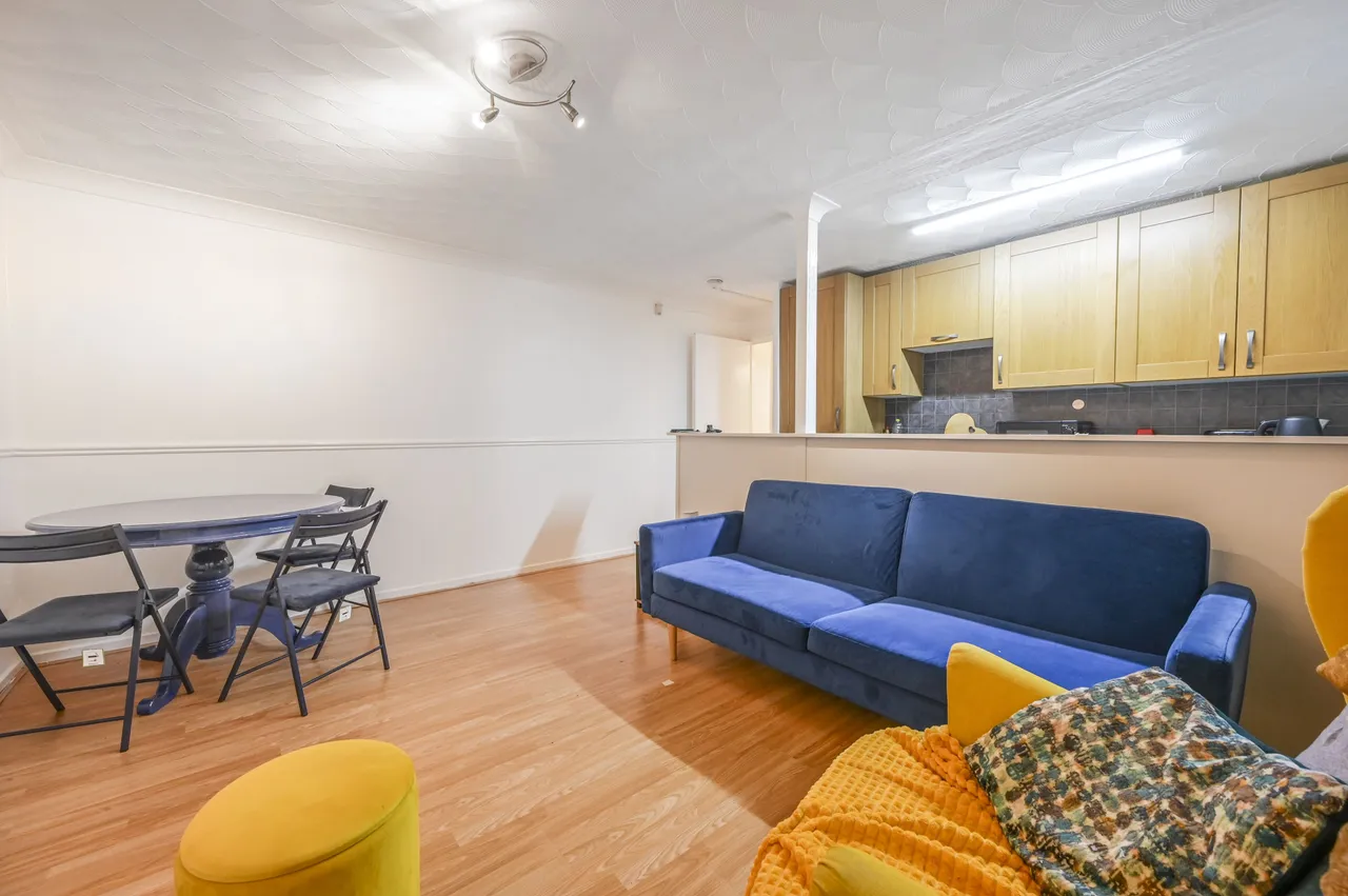 5 Hadleigh Walk, London, photo 6