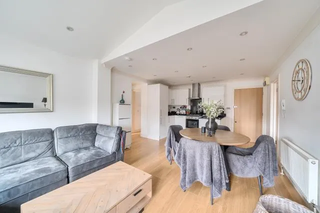 Kingsgate Avenue, London, N3, photo 7