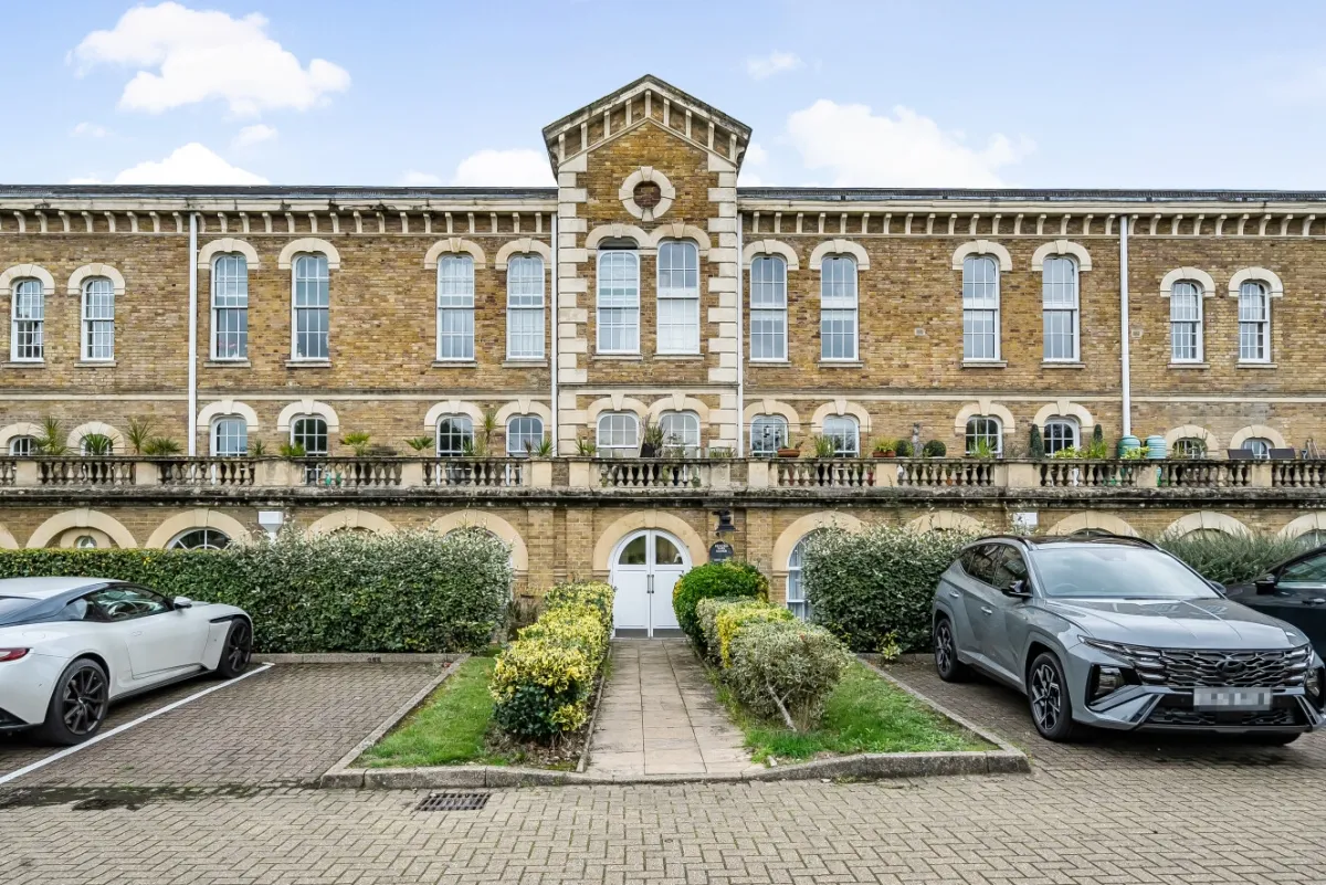 3 bed flat to rent — Royal Drive, London, N11