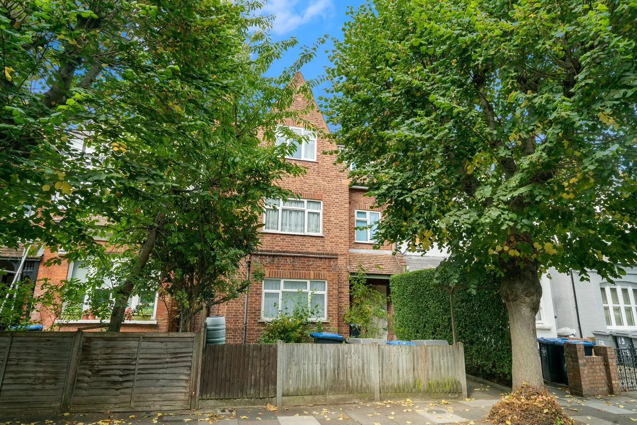 Stanley Gardens, London, NW2, photo 2