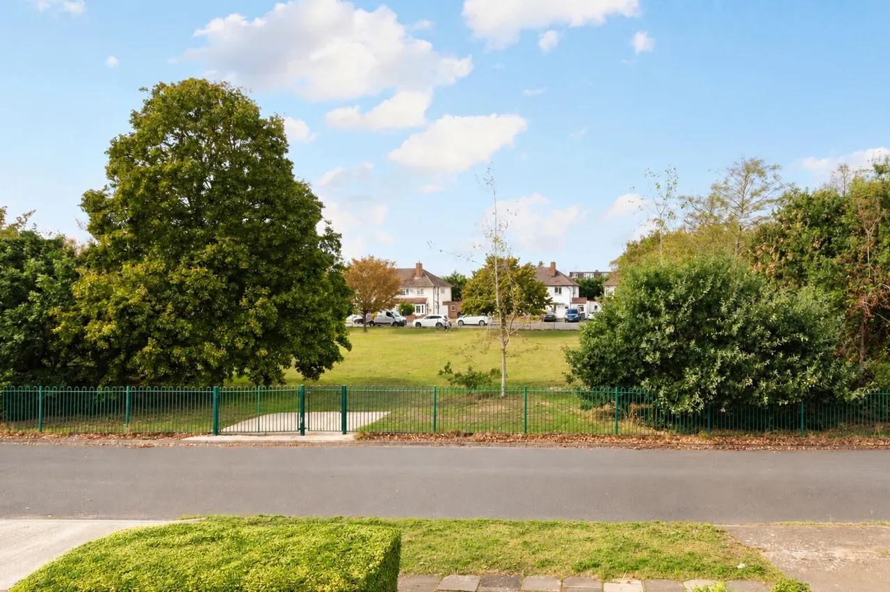 3 bed house for sale, Barton Green, New Malden, KT3