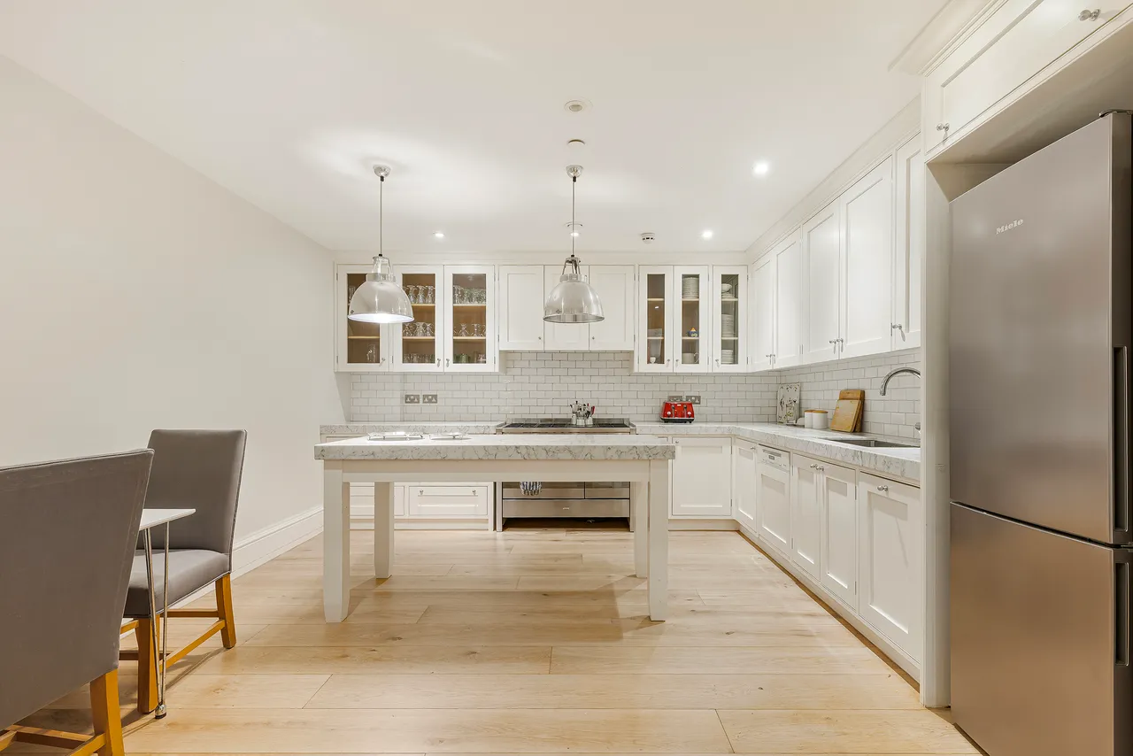 Lennox Gardens Mews, Knightsbridge, London, photo 3