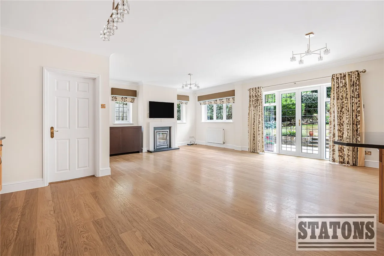 Foxes Lane, Cuffley, Hertfordshire, EN6 4JB, photo 6
