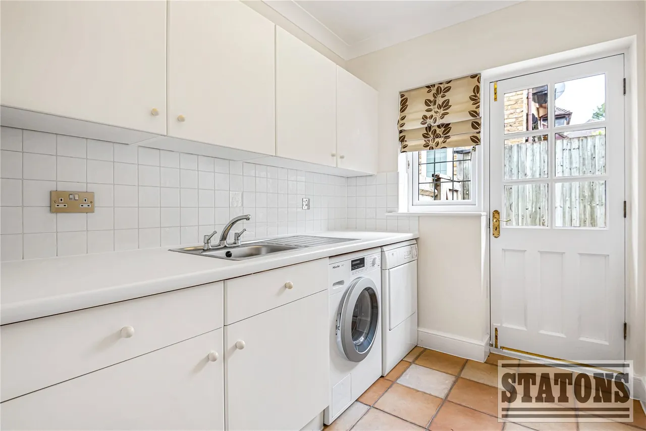 Foxes Lane, Cuffley, Hertfordshire, EN6 4JB, photo 9