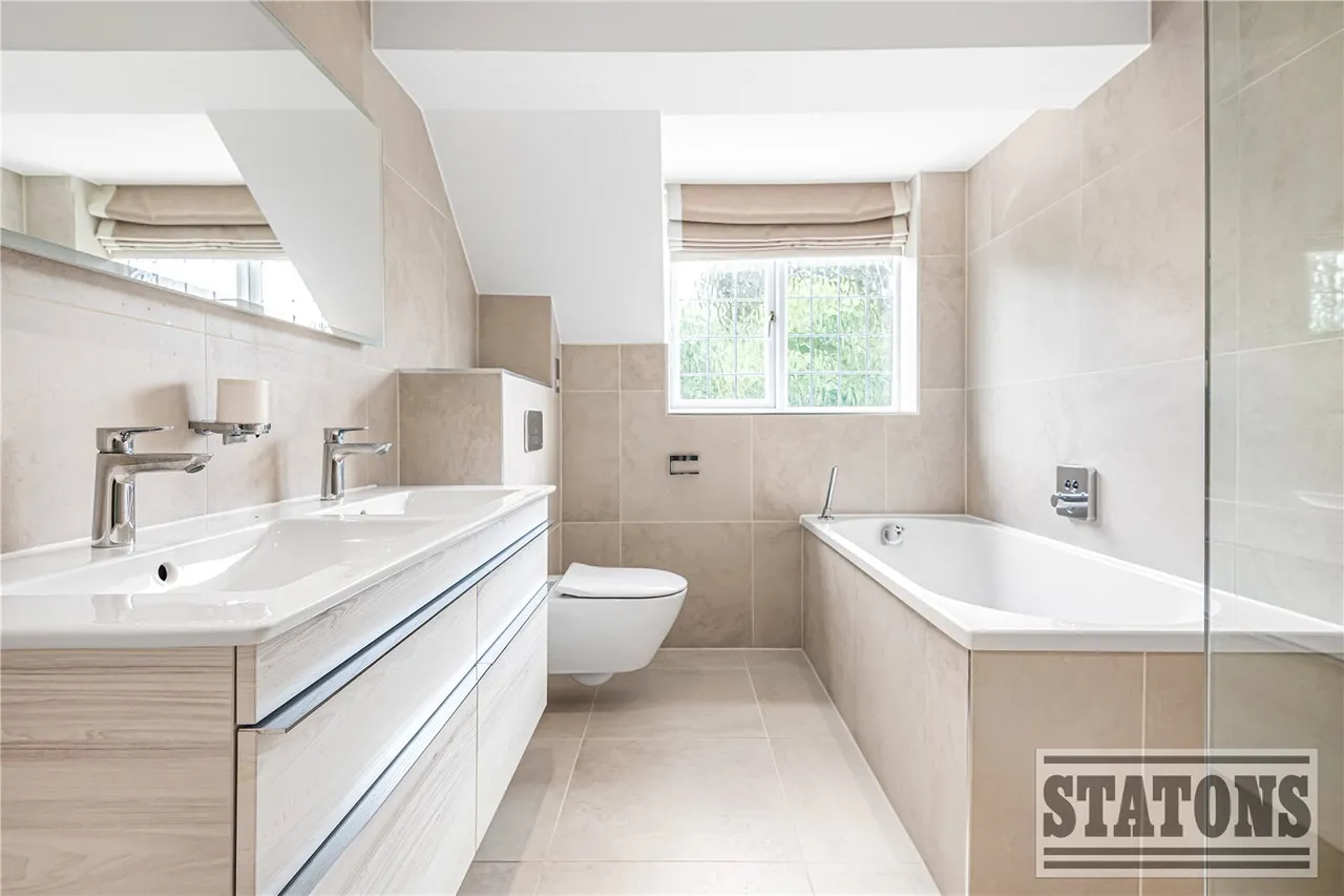 Foxes Lane, Cuffley, Hertfordshire, EN6 4JB, photo 12
