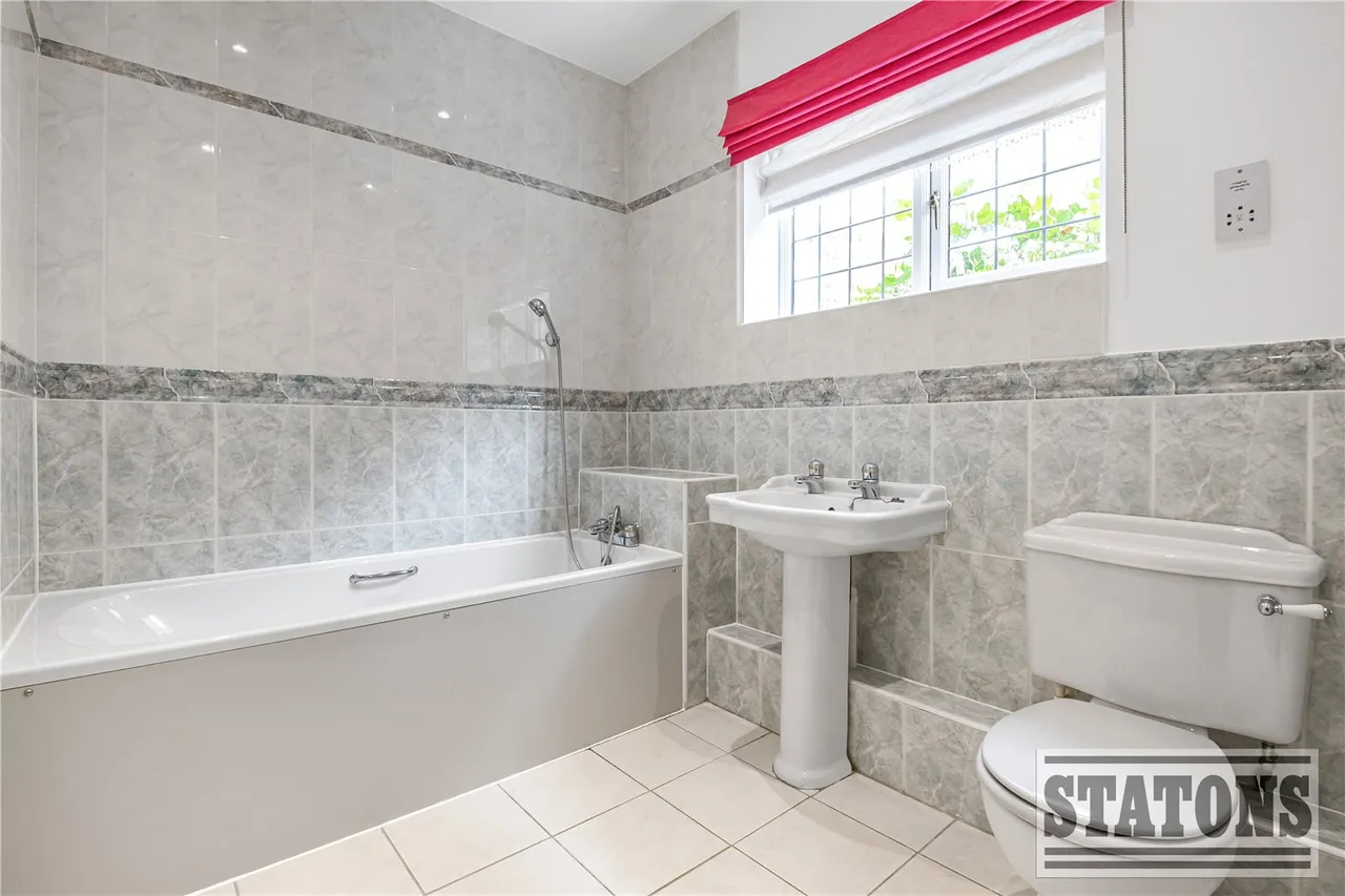 Foxes Lane, Cuffley, Hertfordshire, EN6 4JB, photo 18