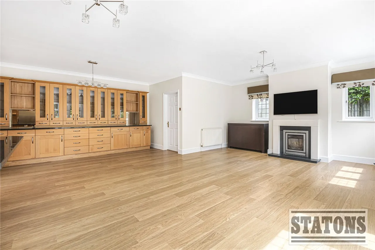 Foxes Lane, Cuffley, Hertfordshire, EN6 4JB, photo 7