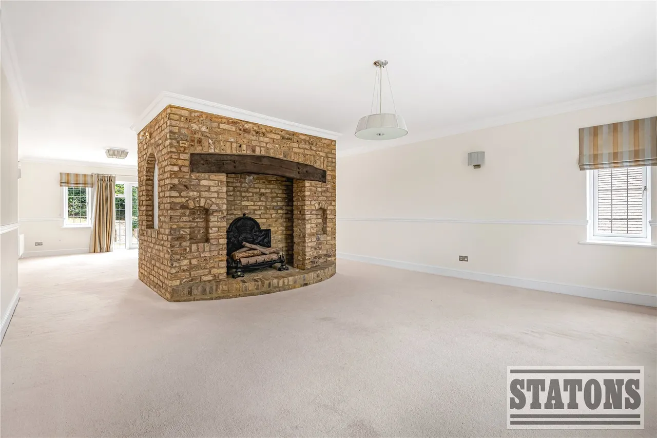 Foxes Lane, Cuffley, Hertfordshire, EN6 4JB, photo 3