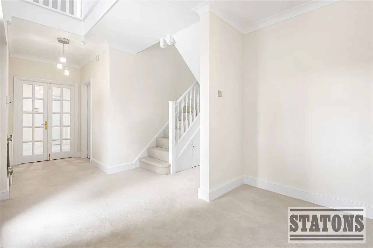 Foxes Lane, Cuffley, Hertfordshire, EN6 4JB, photo 2