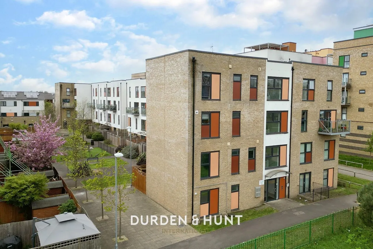 3 bed flat for sale, Bournebrook Grove, Romford, RM7