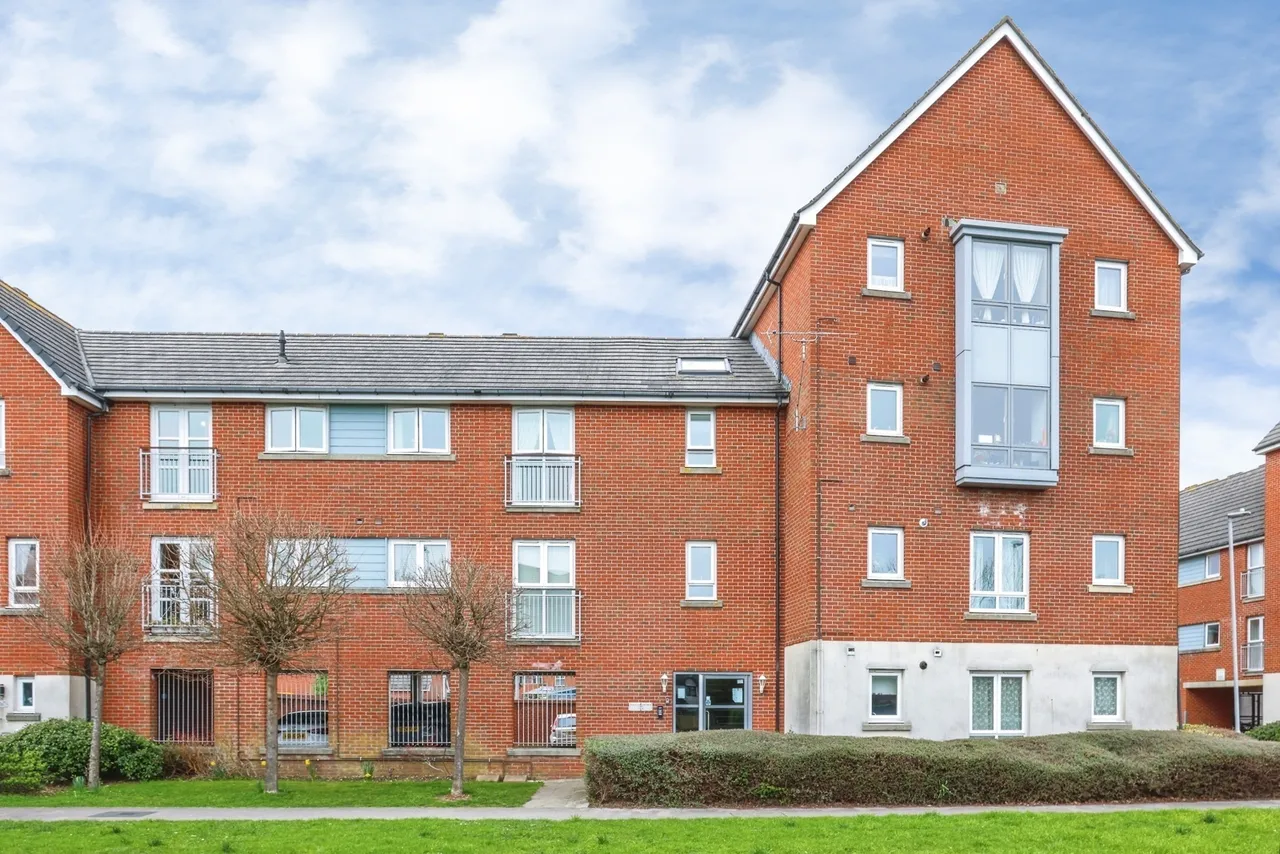 2 bed flat for sale, Newfoundland Drive, Poole, BH15