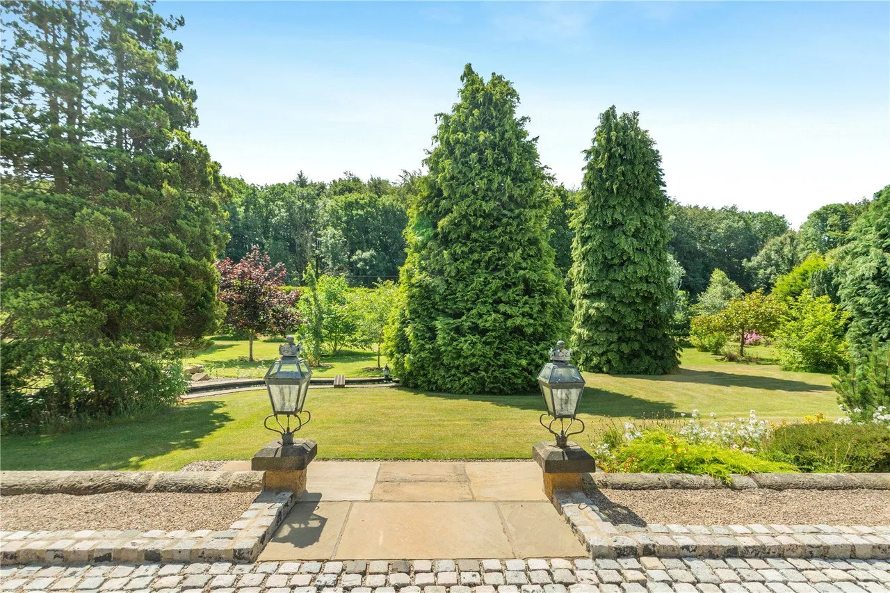 Harrogate Road, Leeds, West Yorkshire, LS17 9JB, photo 10