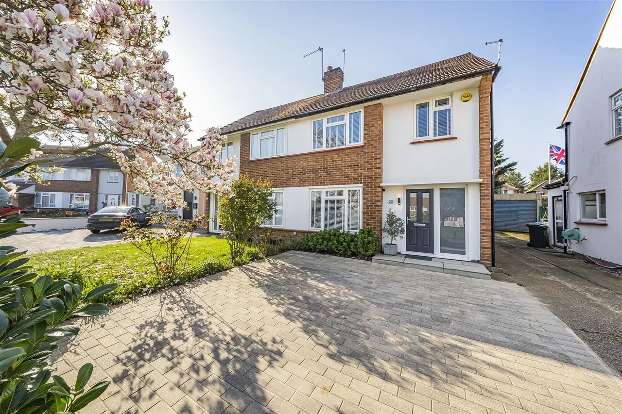 3 bed house for sale — Greenacre, Windsor, SL4 5LW