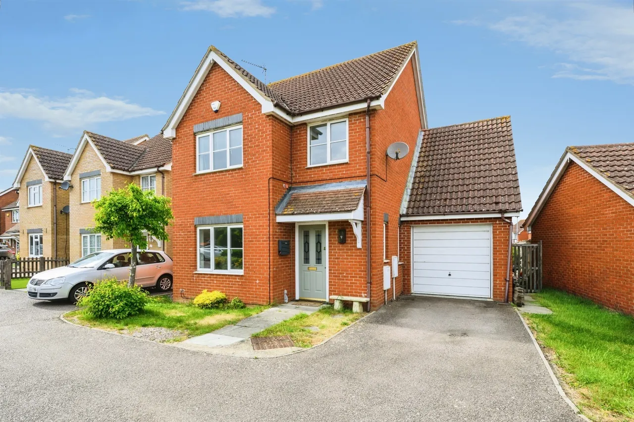 4 bed house for sale — Bentley Avenue, Yaxley, Peterborough