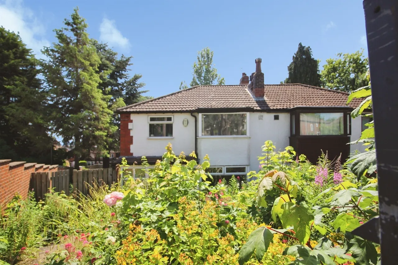 5 bed house for sale — Springbank Crescent, Leeds