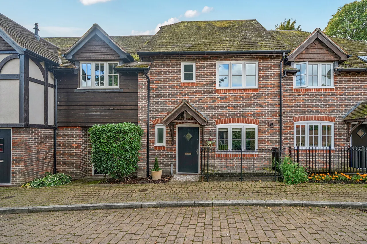 4 bed house for sale, Clement Court, Chawton, GU34