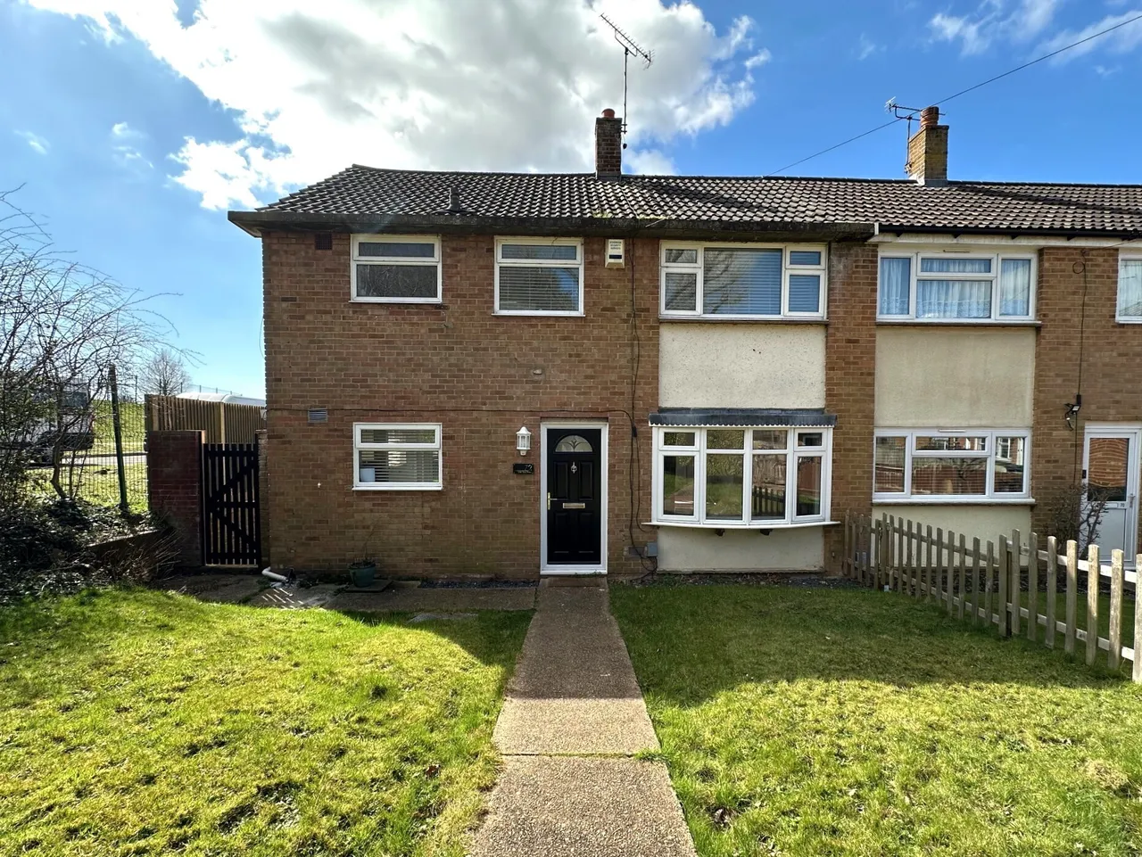 3 bed property to rent — Oak Tree Road