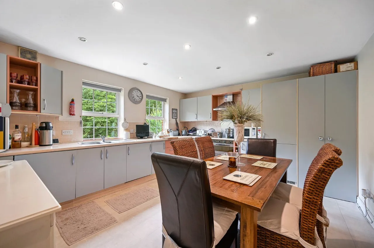 Ducks Hill Road, Northwood, Middlesex, HA6 2WG, photo 2