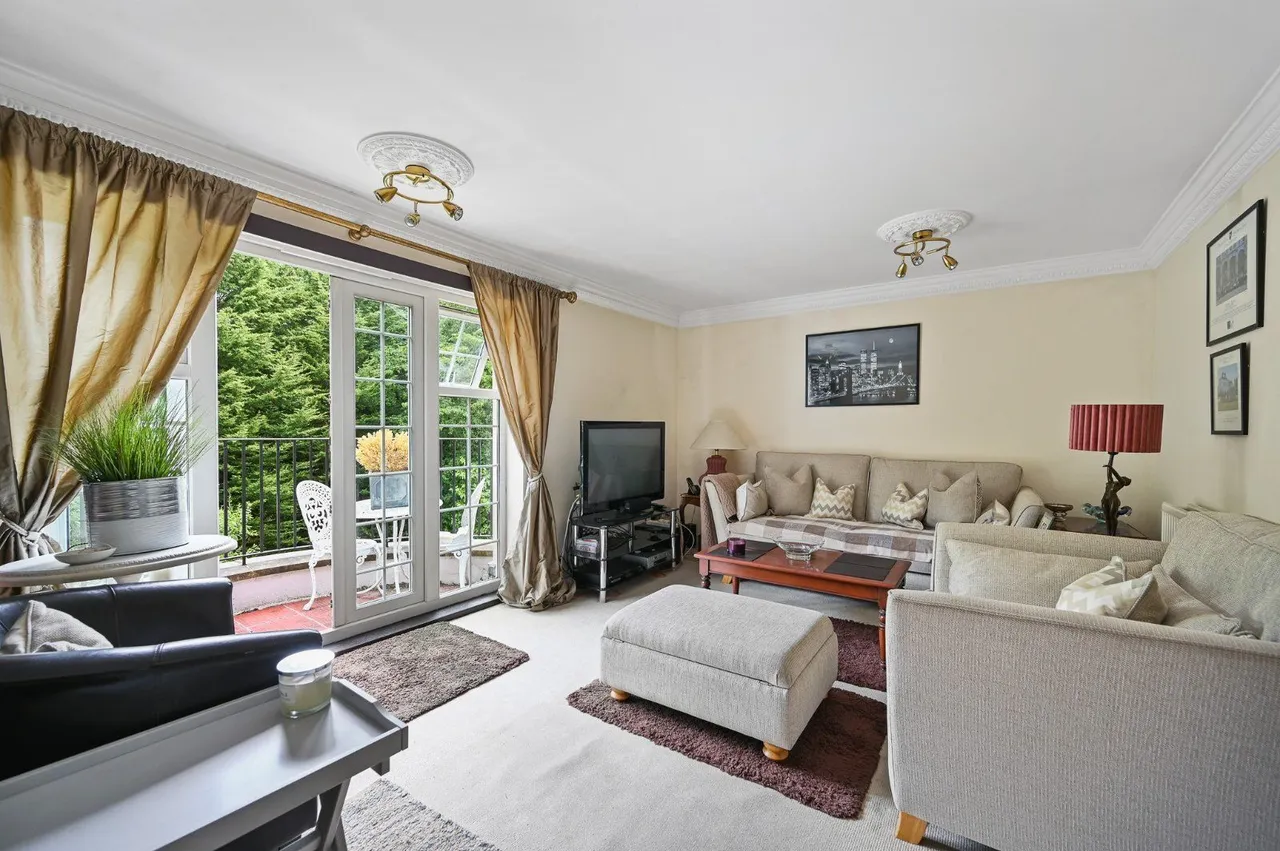 Ducks Hill Road, Northwood, Middlesex, HA6 2WG, photo 4