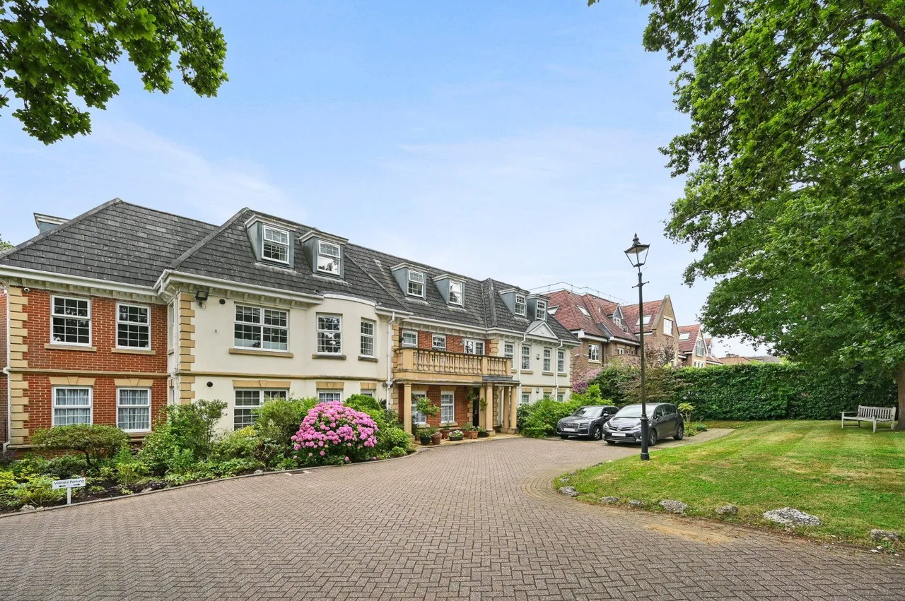 2 bed flat for sale — Ducks Hill Road, Northwood, Middlesex, HA6 2WG