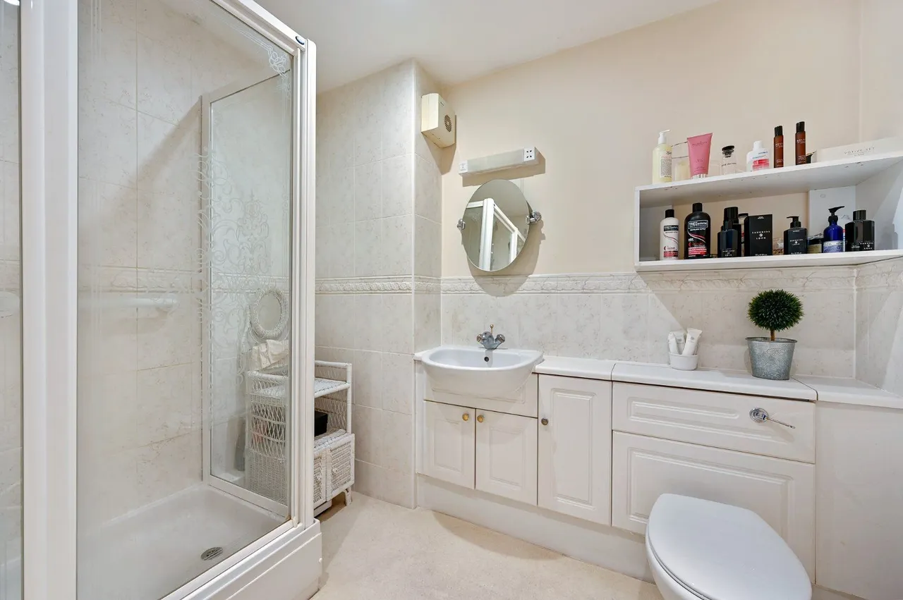 Ducks Hill Road, Northwood, Middlesex, HA6 2WG, photo 7