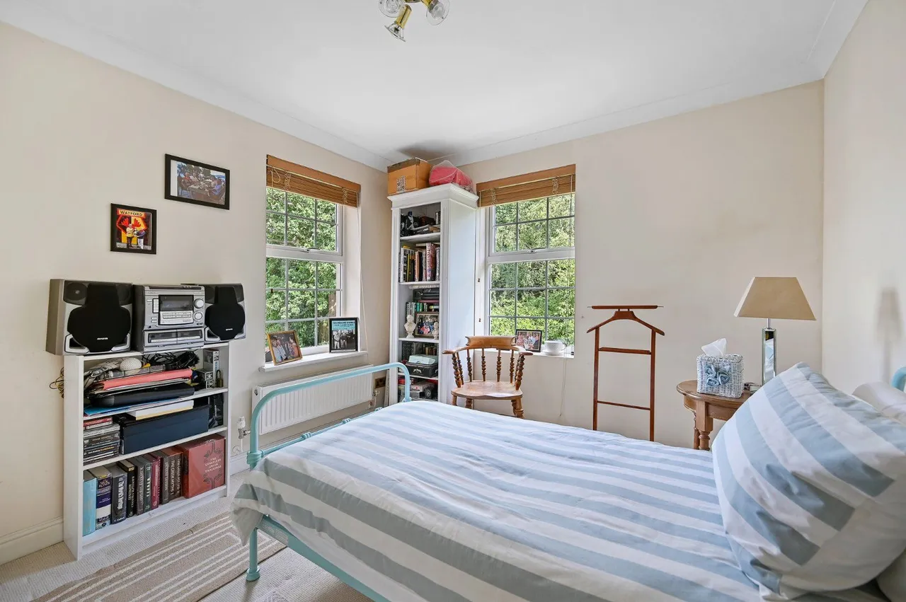 Ducks Hill Road, Northwood, Middlesex, HA6 2WG, photo 6