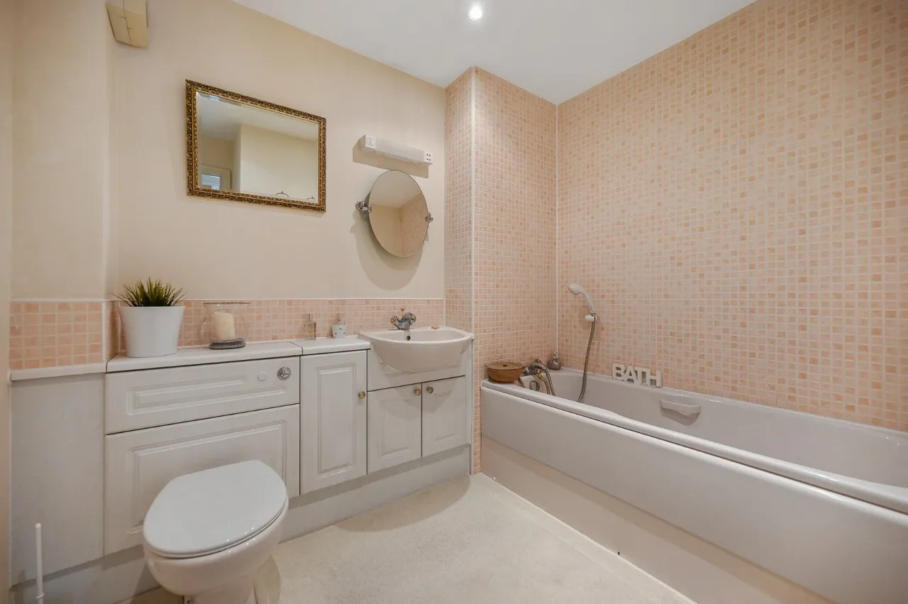 Ducks Hill Road, Northwood, Middlesex, HA6 2WG, photo 8