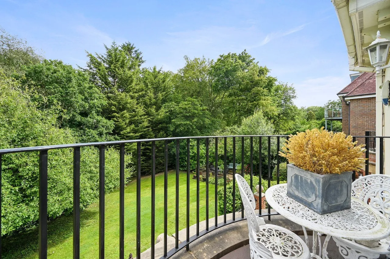 Ducks Hill Road, Northwood, Middlesex, HA6 2WG, photo 9