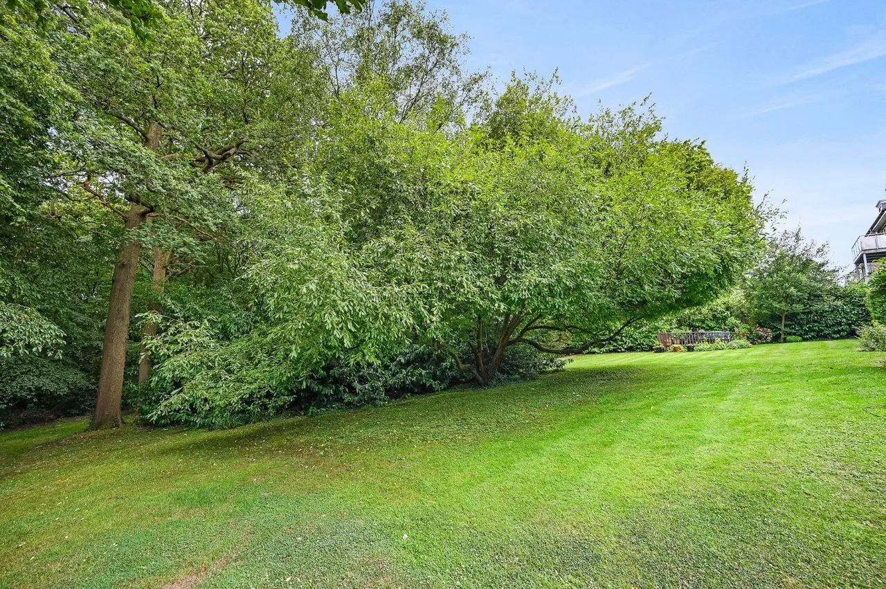 Ducks Hill Road, Northwood, Middlesex, HA6 2WG, photo 10