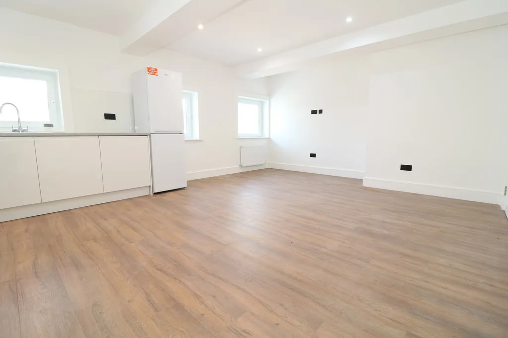 1 bed flat to rent, High Street, Dorking, RH4