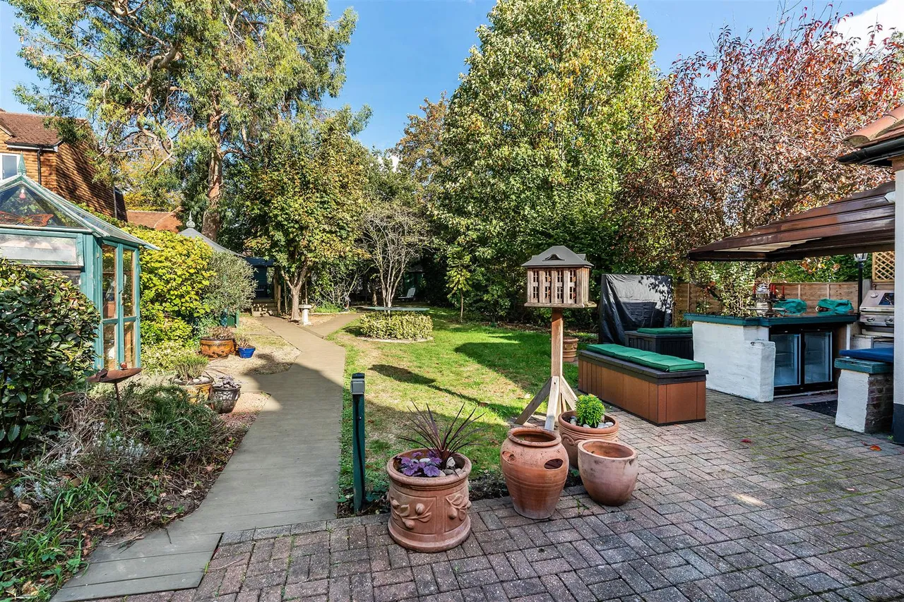 Linden Road, Leatherhead, KT22, photo 2