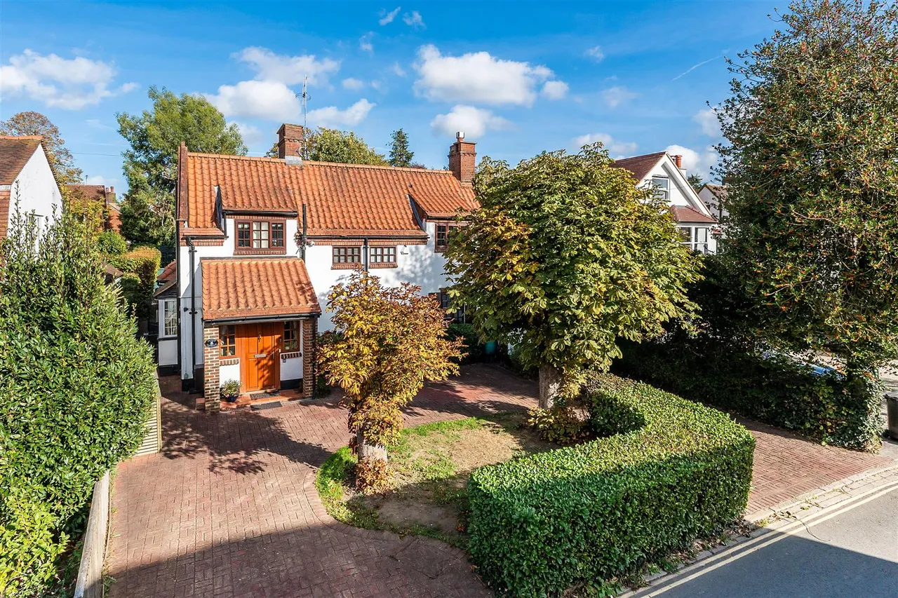 4 bed house for sale, Linden Road, Leatherhead, KT22