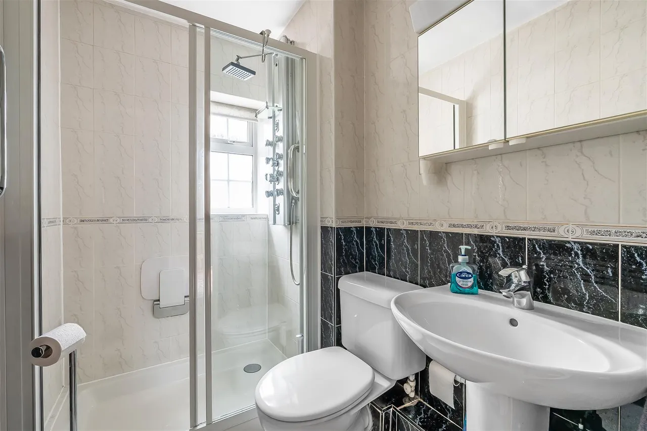 Linden Road, Leatherhead, KT22, photo 15