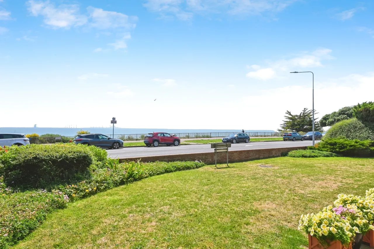 2 bed flat for sale — Marine Parade East, Clacton-on-Sea, Essex, CO15