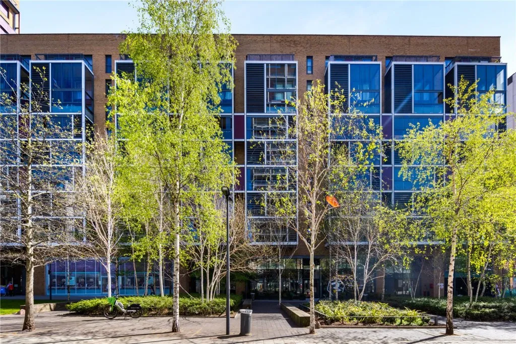 2 bed property to rent, Raddon Tower, E8