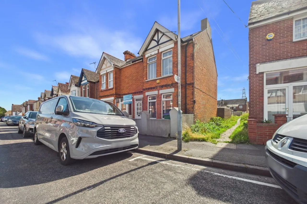 3 bed house for sale, Oaks Road, Folkestone, CT20