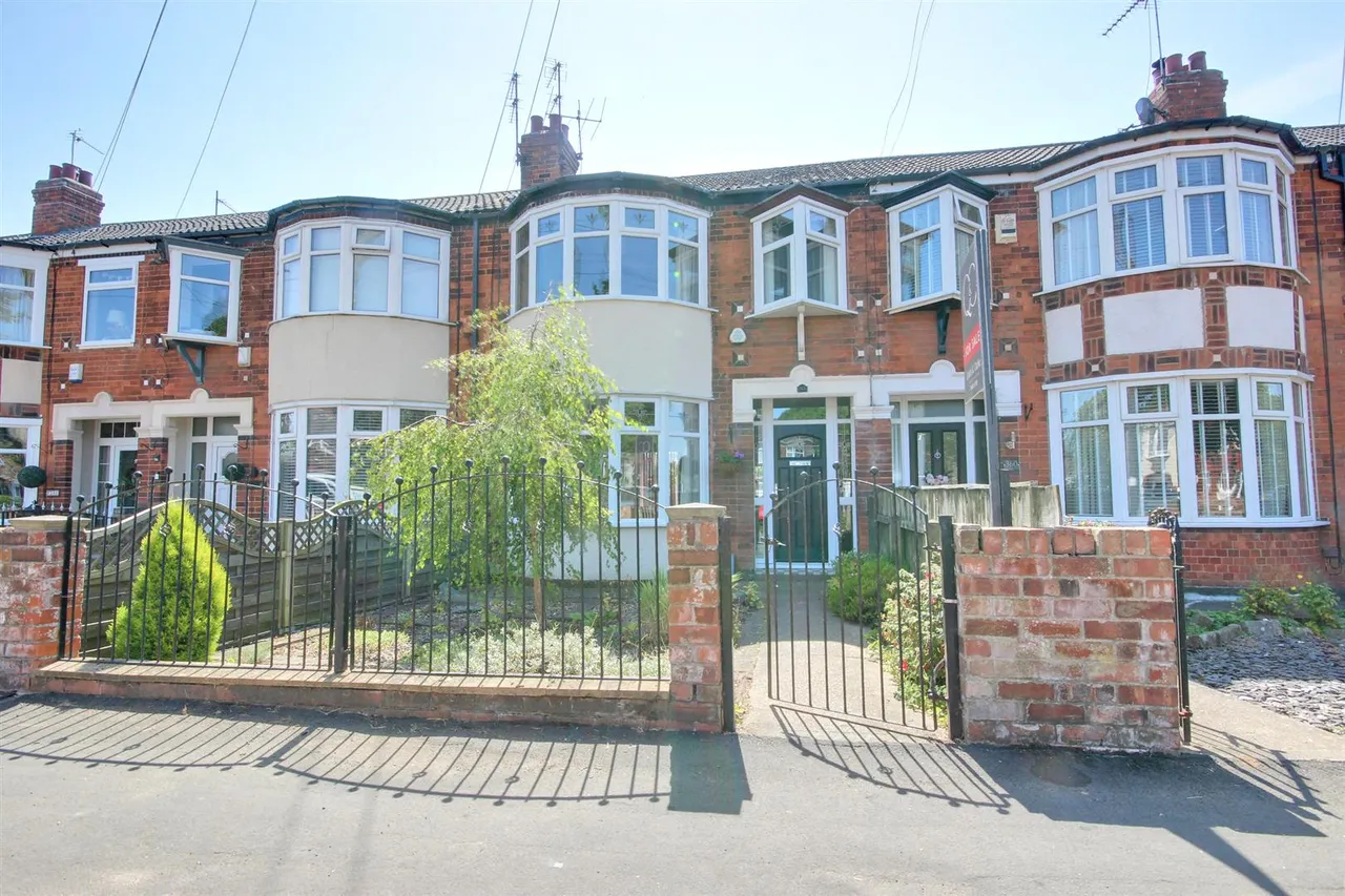 3 bed property for sale — Kingston Road, Willerby